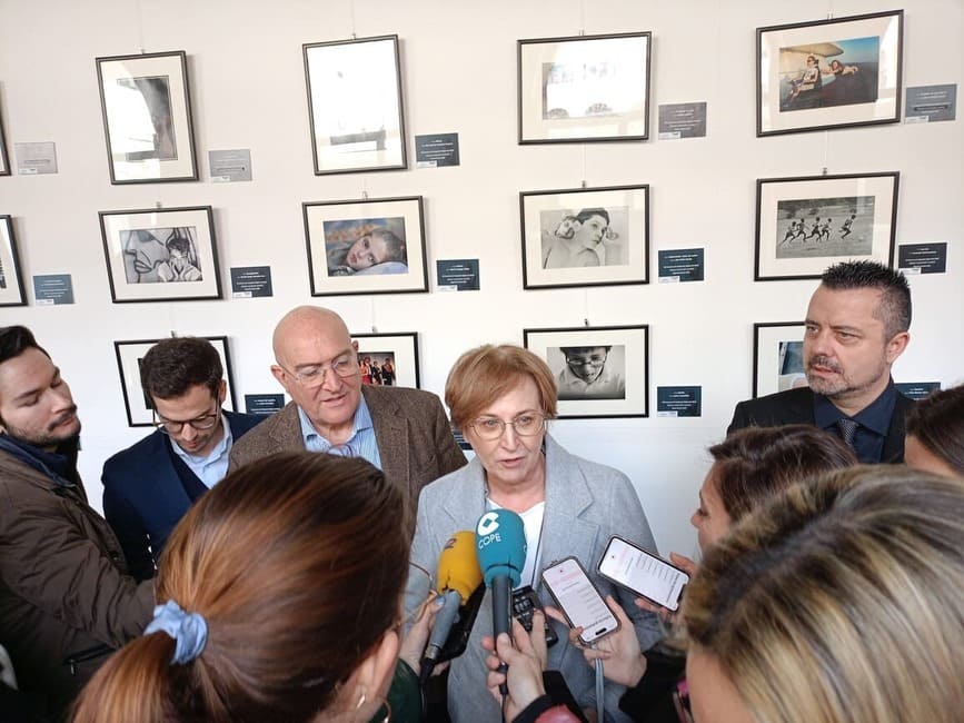 Los medios de comunicación recogen las declaraciones de Almudena Fontecha, presidenta del Comité Ejecutivo de Aliados, durante la inauguración, junto al alcalde de Valladolid y el director del INICO.