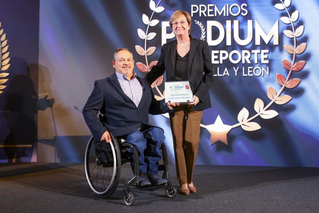 Almudena Fontecha, presidenta del Comité Ejecutivo de Aliados, recibe el galardón de manos de José Antonio de Castro, presidente del BSR Valladolid.